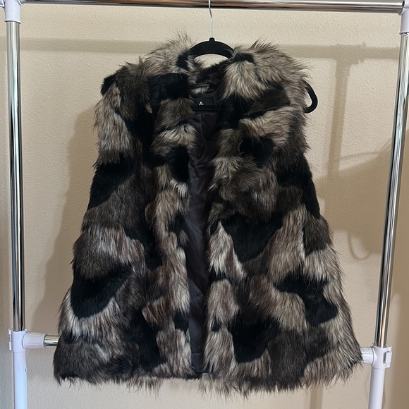 Women’s Faux fur vest - never worn - multi color with sash belt if desired - Picture 2 of 4